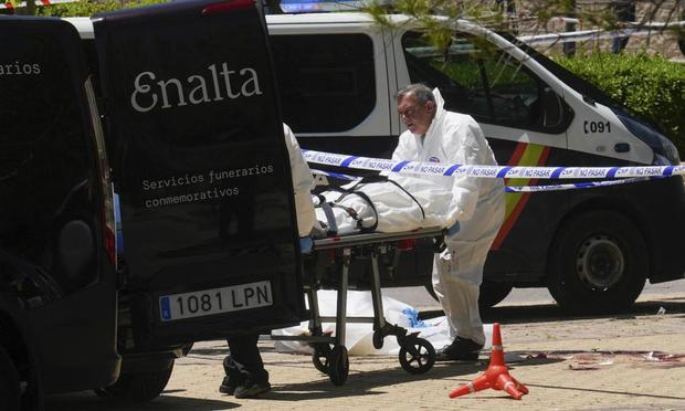 Trabjadores de la funeraria trasladan el cuerpo sin vida de Andréi Portnov, el 21 de mayo de 2025, en Pozuelo de Alarcón (Madrid). (Borja Sanchez-Trillo / EFE)