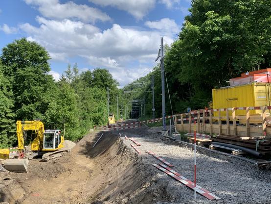 Das Trassee der Üetlibergbahn wird ab Triemli seit einer Woche komplett erneuert. Blick auf gelbe Baugeräte, die Schienen sind bereits entfernt