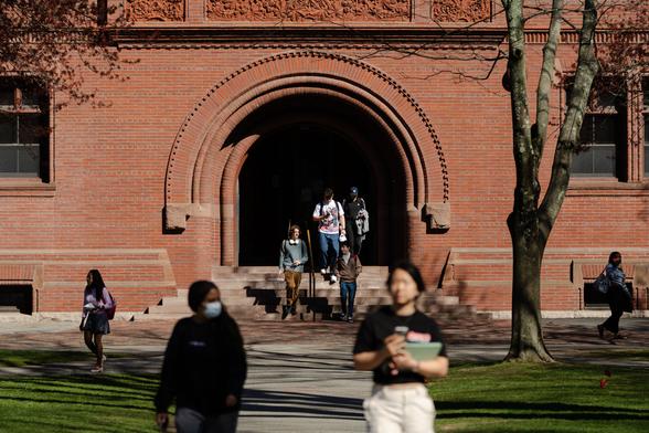 Une juge fédérale a suspendu, ce vendredi 23 mai, la décision du gouvernement américain, visant à interdire l’accueil d’étudiants étrangers à Harvard. L’annonce avait provoqué un vent de panique sur les campus.
