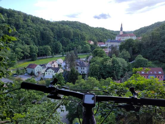 MTB Lenker und Blick auf Schloss Weesennstein.