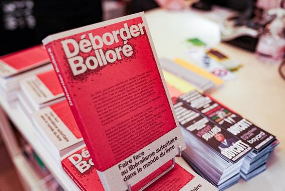 le livre déborder bolloré près des marque-pages !