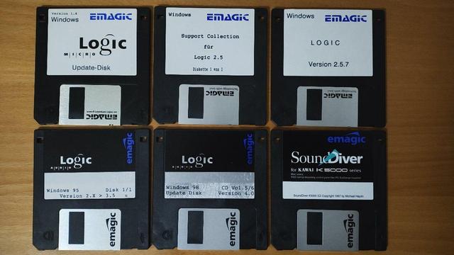 Zwei Reihen mit je drei Disketten im 3,5" Format auf meinem Schreibtisch.
Die obere Reihe mit dem alten Emagic-Logo, die untere Reihe mit dem neuen Logo.

Diskette 1: MicroLogic Update-Disk 1.6 .
Diskette 2: Support Collection für Logic 2.5 .
Diskette 3: Logic Version 2.5.7 .
Diskette 4: Logic Audio Gold Update auf 3.5 .
Diskette 5: Logic Audio Gold Update auf Version 4.0 .
Diskette 6: SoundDiver für Kawai K5000 Serie
