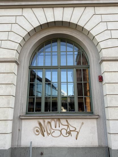 Ein Foto von einem schönen großen Rundbogen-Sprossenfenster in Weimar. Aufgenommen am vorletzten Wochenende.