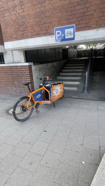 Nicht nur Hamburg macht Lasterräder/ Pedelec schwer ins Fahrradparkhaus Zu kommen- fairerweise - Es Gibt Linksseitig noch weitere Abstell Möglichkeiten- Aber Wieso stehen die Räder zwar trocken, Aber Im Dunkeln - Richtig sicher ist das Nicht- Gesehen in Burgdorf - Region Hannover