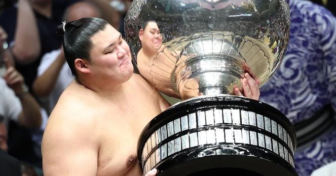 Sumo history! Onosato becomes first Japanese yokozuna since 2017 | Highlights