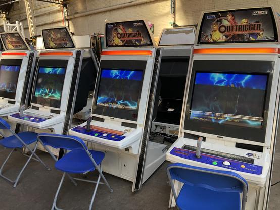 Bornes d'arcade Out Trigger alignées avec des chaises en plastique bleues