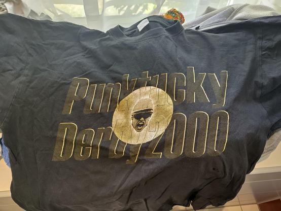 punktucky derby 2000 shirt. black color with yellowish font. and you can see a jockey in the middle