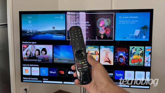 <figure class="wp-block-image size-large wp-lightbox-container"><img alt="TV OLED LG Evo G1 (Imagem: Darlan Helder/Tecnoblog)" class="wp-image-535310" height="596" src="https://files.tecnoblog.net/wp-content/uploads/2021/11/tv-oled-lg-evo-g1-6-1060x596.jpg" width="1060" /><button class="lightbox-trigger" type="button">
			<svg fill="none" height="12" viewBox="0 0 12 12" width="12" xmlns="http://www.w3.org/2000/svg">
				<path d="M2 0a2 2 0 0 0-2 2v2h1.5V2a.5.5 0 0 1 .5-.5h2V0H2Zm2 10.5H2a.5.5 0 0 1-.5-.5V8H0v2a2 2 0 0 0 2 2h2v-1.5ZM8 12v-1.5h2a.5.5 0 0 0 .5-.5V8H12v2a2 2 0 0 1-2 2H8Zm2-12a2 2 0 0 1 2 2v2h-1.5V2a.5.5 0 0 0-.5-.5H8V0h2Z" fill="#fff">
			</svg>
		</button><figcaption class="wp-element-caption">Veja o passo a passo para excluir apps em uma smart TV da LG (imagem: Darlan Helder/Tecnoblog)</figcaption></figure>



<p>Você pode desinstalar apps da TV LG ao acessar a ferramenta “Editar Lista de Apps” no menu principal do aparelho. Lá, você pode escolher os aplicativos que serão deletados da memória do televisor.</p>



<p>Excluir apps em uma smart TV da LG ajuda a liberar espaço de armazenamento, melhorando o desempenho do sistema operacional webOS. Além disso, a prática ajuda a reduzir a coleta de dados por aplicativos que você não usa mais.</p>



<p>Confira o passo a passo para desinstalar apps da TV LG.</p>



<div class="wp-block-yoast-seo-table-of-contents yoast-table-of-contents"><h2>Índice</h2><ul><li><a href="#h-1-acesse-a-area-de-apps-no-menu-principal-da-t