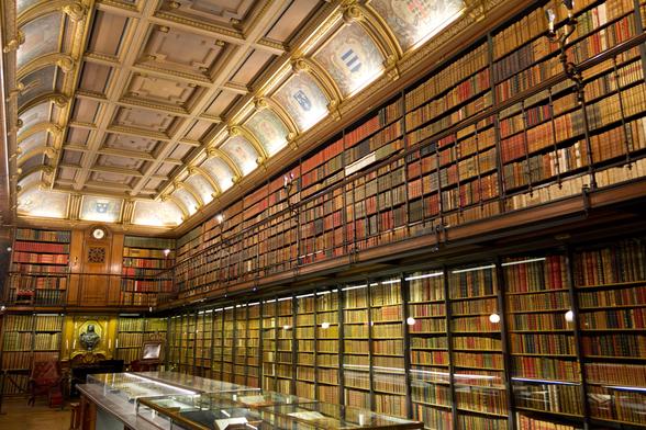 L’immense bibliothèque du château de Chantilly.
