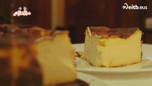 Captura de pantalla de un vídeo de un programa de la televisión pública vasca en el que muestran la elaboración de la famosa tarta de queso del bar La Viña, de San Sebastián. La captura muestra un primer plano de la tarta de la que se ha extraído una porción para apreciar el resultado.