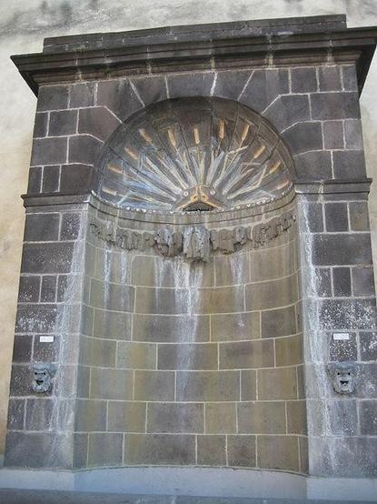 Fontaine du Crapaud à #Riom (#PuyDeDôme) Cette fontaine fut adossée à l'emplacement des anciennes fortifications de la ville. De 1773 à 1776, les remparts furent démolis et les tours fortifiées qui marquèrent c...
Suite 👉 https://monumentum.fr/monument-historique/pa00092273/riom-fontaine-du-crapaud
#Patrimoine #MonumentHistorique
Photo CC-BY-SA 4.0 : Sylenius