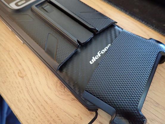 Same phone, different angle, showing the crack is exactly along the line of the accessory slot perforation.