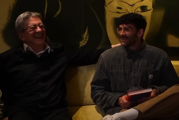 Jean-Luc Mélenchon avec Hasan Piker lors de leur rencontre.