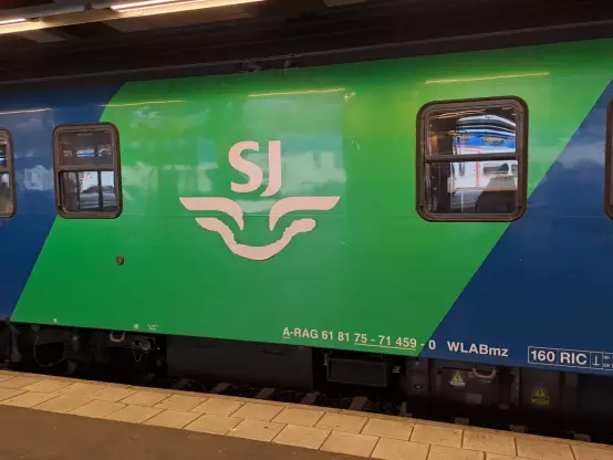 Photograph (colour): Blure train carriage with the white SJ logo on green ground