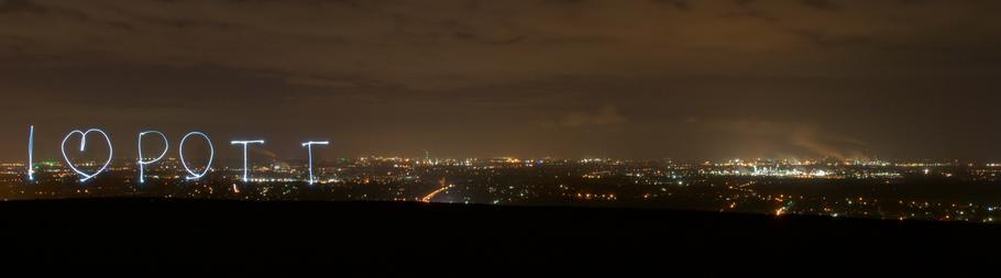 Blick von der Halde Haniel ins nächtliche Ruhrgebiet  . Mittels Langzeitbelichtung und einem Handylicht wurde „ I love Pott“ in die Luft geschrieben.
keine KI - nur Können