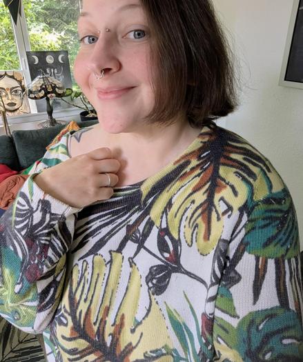 Ich trage den Pullover mit Pflanzendruck
