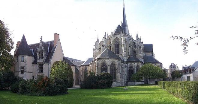 Ancienne abbaye de la Trinité à #Vendôme (#LoirEtCher) L'église de la Trinité date des 12e, 13e, XIVe et XVe siècles, tandis que l'ancienne abbaye de la Trinité date des 14e, 16e, XVIIe et XVIIIe siècles. L'abb...
Suite 👉 https://monumentum.fr/monument-historique/pa00098633/vendome-ancienne-abbaye-de-la-trinite
#Patrimoine #MonumentHistorique
Photo CC-BY-SA 4.0 : Lluc