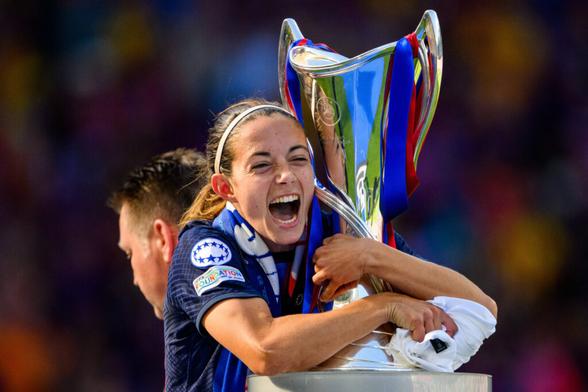 Aitana Bonmatí umarmt nach dem gewonnen Champions League Finale 2023 den Pokal