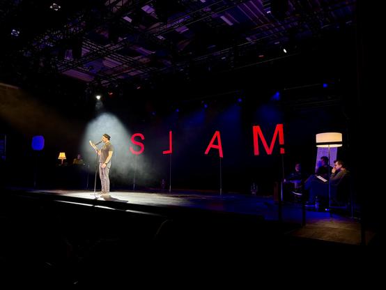Nils Nektarine trägt einen Text beim Bayernslam 2025 im Staatstheater Augsburg im martini-Park vor.