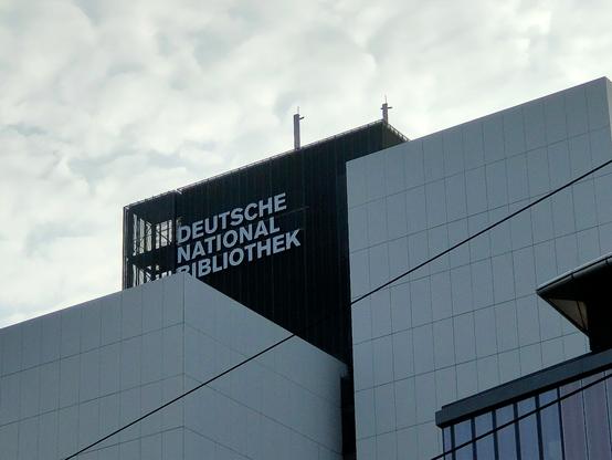 Foto: Deutsche Nationalbilbiothek Leipzig, Archivturm mit Schriftzug "Deutsche Nationalbibliothek".