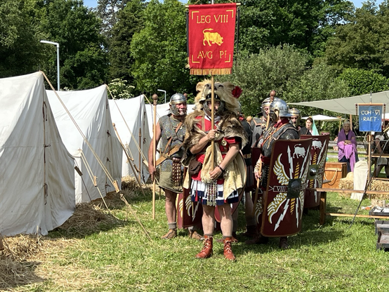 Römische Legionäre mit Schildern in Marschformation.