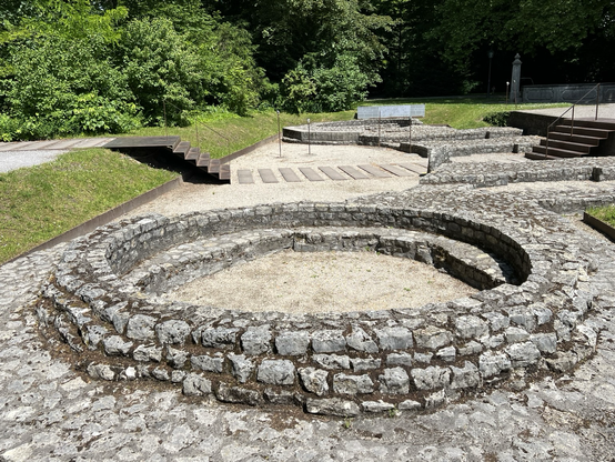 Mauerreste mit runden Türmen