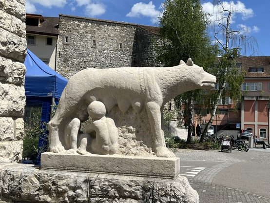 Statue Wolf mit zwei Kindern