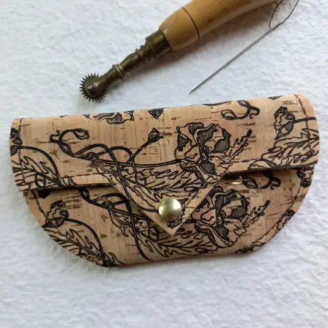Pochette en liège naturel imprimée et cousue à la main.  Motif coquelicots de style art nouveau.