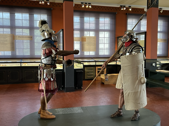 Zwei römische Legionäre, einer mit Schild und Speer