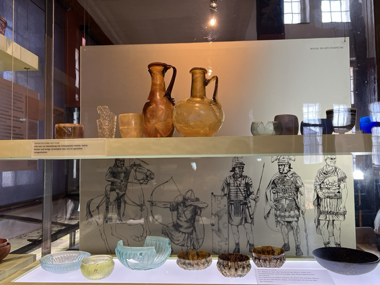 Vitrine mit römischen Glaswaren