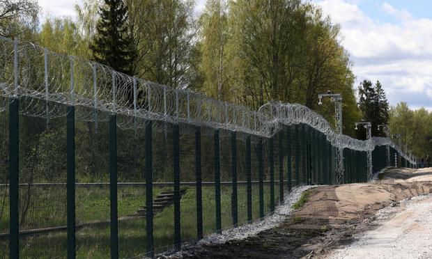 Vista de la nueva valla de contención en la frontera entre Finlandia y Rusia, a la altura de la localidad de Nuijamaa (Finlandia), el 21 de mayo de 2025. (Leonhard Foeger / Reuters)