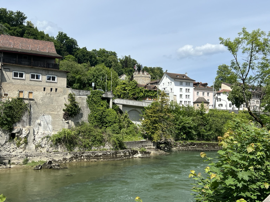 Fluss mit Häusern am Ufer
