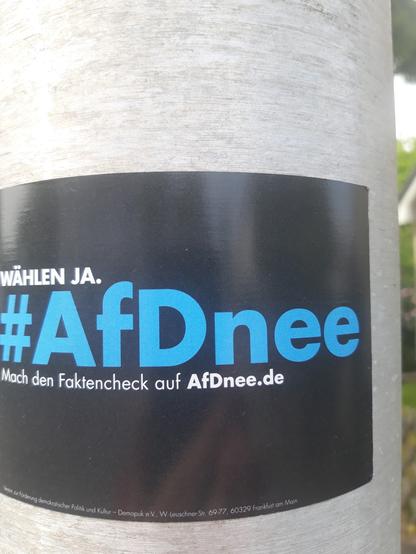 Auf einer Straßenlaterne in #Cuxhaven ein Sticker mit: Wählen ja. #afdnne Mach den Faltencheck auf afdnee.de