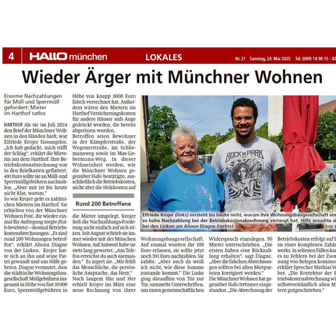Ein Artikel der Hallo München über den Ärger mit der Münchner Wohnen. Elfriede Krojer (ältere Frau mit kurzen grauen Haaren und blauem T-Shirt, links im Bild) und Alioun Diagne (jüngerer Mann im Rock im Park T-Shirt, rechts im Bild) stehen gemeinsam vor einem Wohnhaus in München-Harthof und lächeln in die Kamera. Sie setzen sich gegen ungerechtfertigte Betriebskosten-Nachzahlungen durch die städtische Wohnungsbaugesellschaft ein.