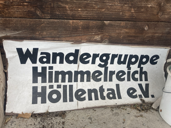 Schild mit der Aufschrift „Wandergruppe Himmelreich Höllental e.V.“