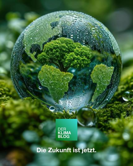 Eine gläserene Weltkugel enthält einen grünen Baum sowie stilisierte Kontinente aus Blättern. Die Kugel ist perlfeucht und liegt in einem Bett aus saftigem grünem Moos. Darunter das Logo von DerKlimablog und der Text "Die Zukunft ist jetzt".