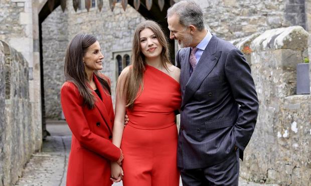 Los reyes, Felipe VI y Letizia, en la graduación de la infanta Sofía, en Gales. (EFE/EPA/FRANCISCO GOMEZ)