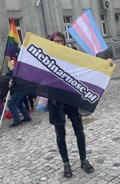 Zdjęcie mnie, trzymające flagę Niebinarnosc.pl