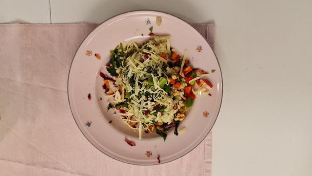 von oben, Essen in rosa Teller auf rosa Tischdeckchen auf weisser Tischplatte, sieht irgendwie ästhetisch arrangiert aus.