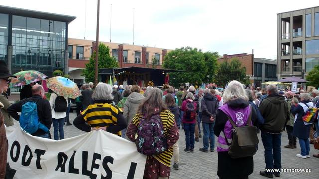 Fairly large crowd on the Koopmansplein in Assen. Some in bee costumes. A banner reads "Gif doodt alles!" - poison kills everything.