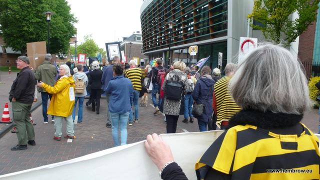 Walking along the street on the way to the Koopmansplein