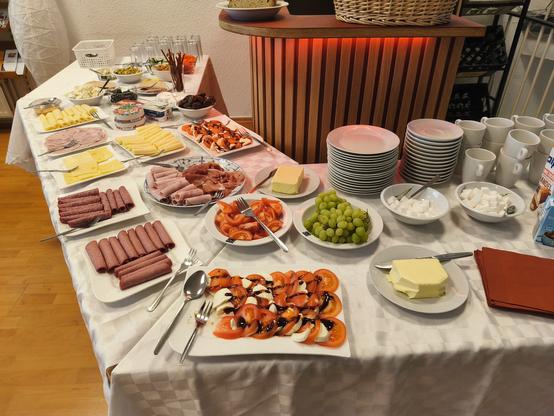 Frühstücksbuffet erkennbar im Büro aufgebaut.