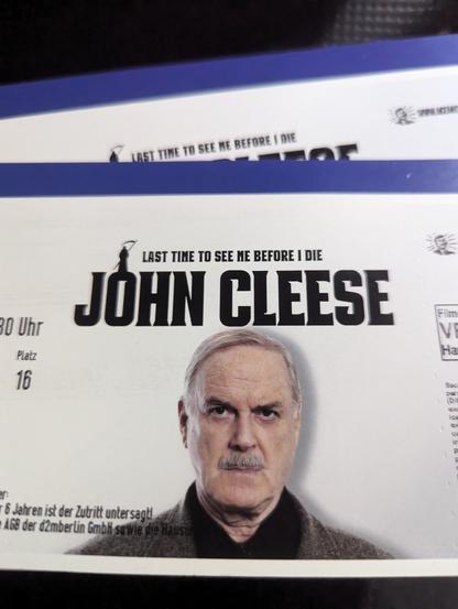 Karten für John Cleese, "last time to see me before I die". 😏