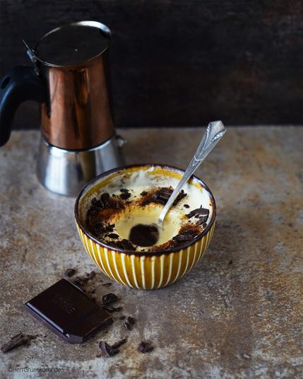 Steinuntergrund. Darauf eine kleine Schale mit cremigem Eis und Schoki. In der Mitte ein Loch mit Espresso. Das Ganze heisst »Affogato al caffè«.