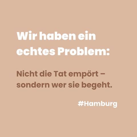 Das Bild zeigt einen beigefarbenen Hintergrund mit einem prägnanten, gesellschaftskritischen Text in zwei Schriftstärken. Der obere Teil hebt sich durch weiße, fette Schrift hervor: „Wir haben ein echtes Problem:“. Darunter folgt in dunklerer, dezenterer Schrift: „Nicht die Tat empört – sondern wer sie begeht.“ Am unteren Bildrand steht in weiß und fett der Hashtag „#Hamburg“.
Der visuelle Kontrast zwischen der moralischen Aussage und der sanften Farbgebung unterstreicht den Inhalt: Es geht um stille, aber tiefgreifende Doppelmoral in unserer Gesellschaft. Die Kritik zielt auf selektive Empörung, politische Ungleichbehandlung und den Verlust von Prinzipien zugunsten von Identität oder Ideologie.

Image description (English):

The image features a beige background with a socially critical message in two typographic styles. The top line, in bold white font, states: “We have a real problem:”. Below, in darker, softer font, it reads: “It’s not the act that causes outrage – but who commits it.” At the bottom, the white bold hashtag “#Hamburg” anchors the visual.
The soft tone of the background contrasts sharply with the moral weight of the message, highlighting the quiet but deep societal critique: outrage is no longer about justice, but about identity. The image calls out selective indignation and the erosion of consistent ethical standards.🖖