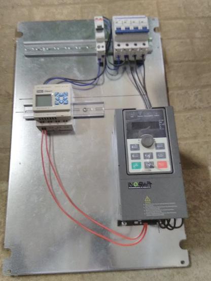 Tableau électrique, avec variateur de fréquence et mini-programmateur IMO