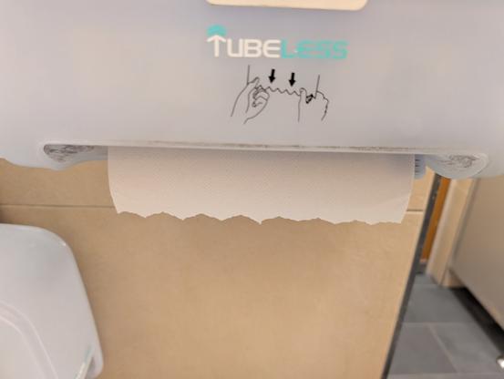 Detailsicht eines Papier-Handtuch-Spenders der Marke "TUBELESS".