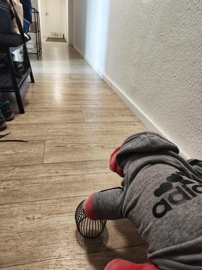 Eine seeeeehr lange Diele. Vorne: Ich halte den Ball, bereit zum Wurf. Hinten, weit weg, Stanislaus mit den Kegeln.