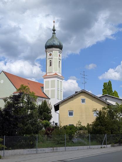Le clocher de l'église de Zorneding en forme d'oignon
