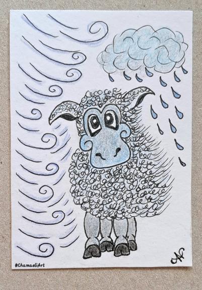 Mit schwarzem Pigmentliner (Tinte) und Aquarellbuntstiften im Hochformat in ATC-Größe gezeichnet: Ein niedliches, blaugraues Schaf im Comicstyle mit lockigem Fell, von vorn gesehen. Von links kommen einige, teils gewellte Linien, die Wind andeuten. Das Fell des Schafs weht ein wenig nach rechts weg. Oben rechts ist eine Regenwolke zu sehen, aus der ein paar Regentropfen fallen.